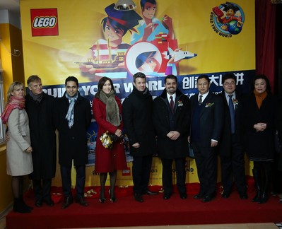 圖一：丹麥王國腓特烈王子（中）、瑪麗王妃（左四）、丹麥大臣Manu Sareen先生（左三）、丹麥駐華大使裴德盛先生（左二）、教育部國際合作與交流司處長楊曉春（右三）與樂高中國區總經理姚思鵬（右四）共同開啟比賽。